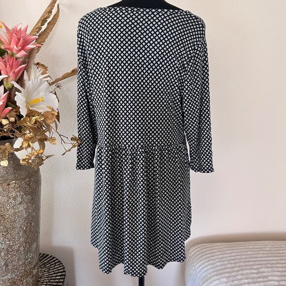 Black and White Flowy Stretchy Mini Dress Top Size 2X - Picture 2 of 6